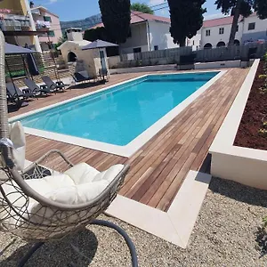 Apartament Mestrovic With Heated Swiming Pool- Near Split, Kaštela